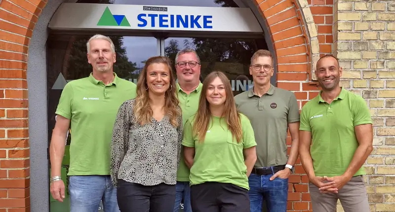 Mitarbeiter Steinke vor Niederlassung Halberstadt