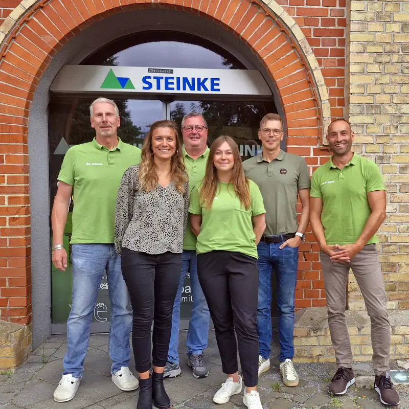 Mitarbeiter der Firma Steinke vor der Niederlassung in Halberstadt, Über der Schlagmühle